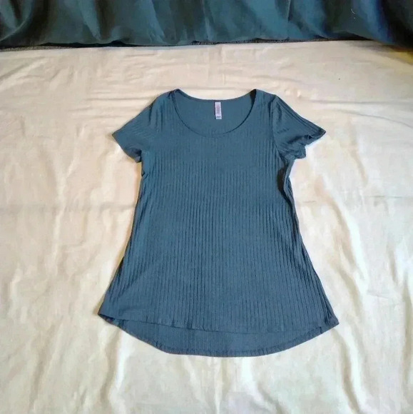 Lularoe Classic Tee Blouse - Picture 1 of 1